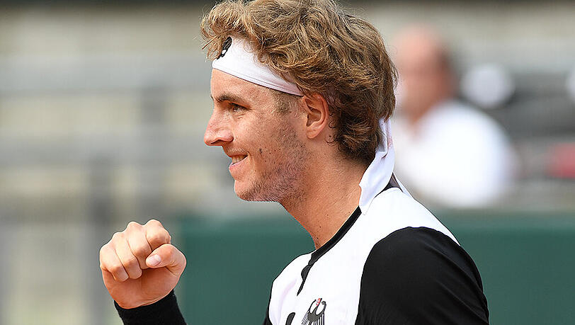 Erst zertrümmerte er voller Frust seinen Schläger, dann durfte er doch jubeln: Jan-Lennard Struff. Erst zertrümmerte er voller Frust seinen Schläger, dann durfte er doch jubeln: Jan-Lennard Struff.