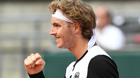Erst zertrümmerte er voller Frust seinen Schläger, dann durfte er doch jubeln: Jan-Lennard Struff.