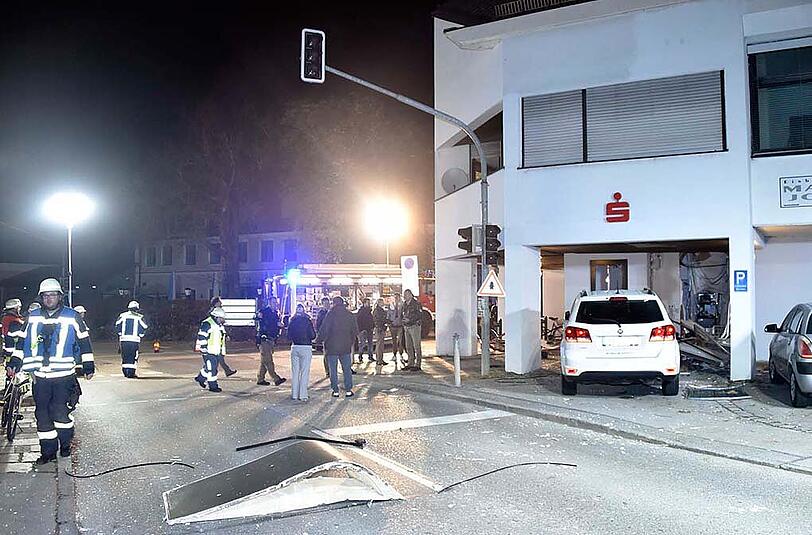Die Täter sprengten den Geldautomat in die Luft. Schaden erlitt aber vor allem das Gebäude.