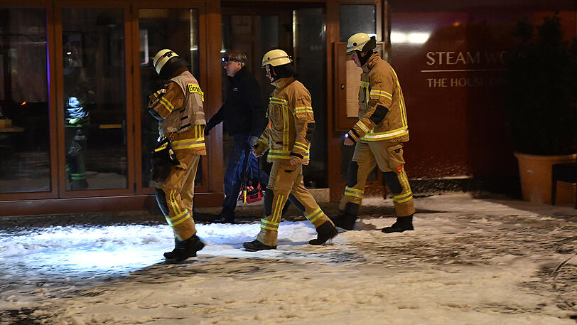 Die Feuerwehr hatte große Mühe, sich durch die verwinkelten Räumlichkeiten zu kämpfen.