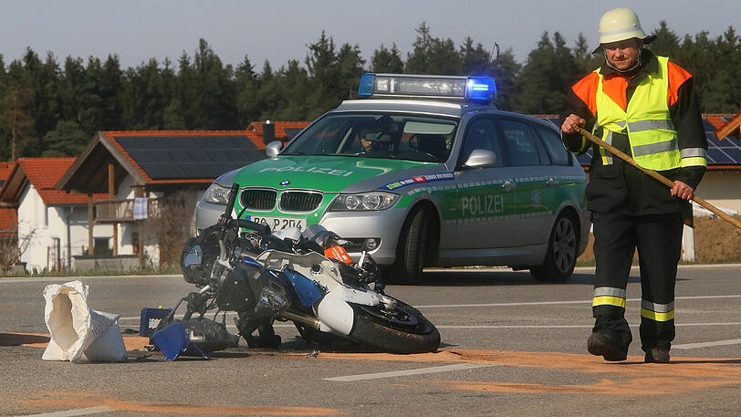 Der Motorradfahrer wurde verletzt und kam ins Krankenhaus. Die Bilder von der Unfallstelle.