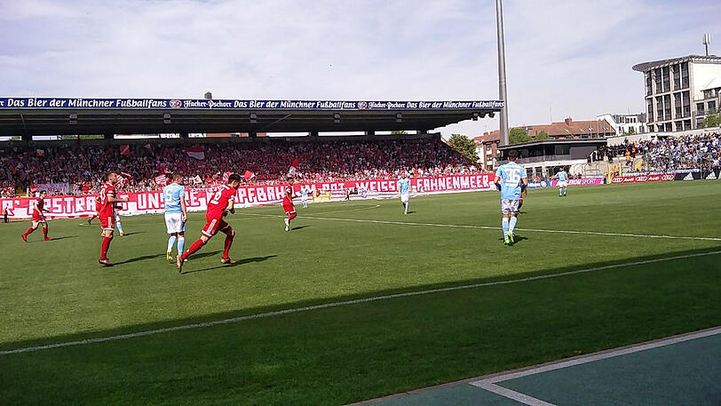 Der FC Bayern II geht mit einer 2:0-Führung in die Halbzeit.