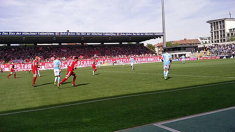 Der FC Bayern II geht mit einer 2:0-Führung in die Halbzeit.