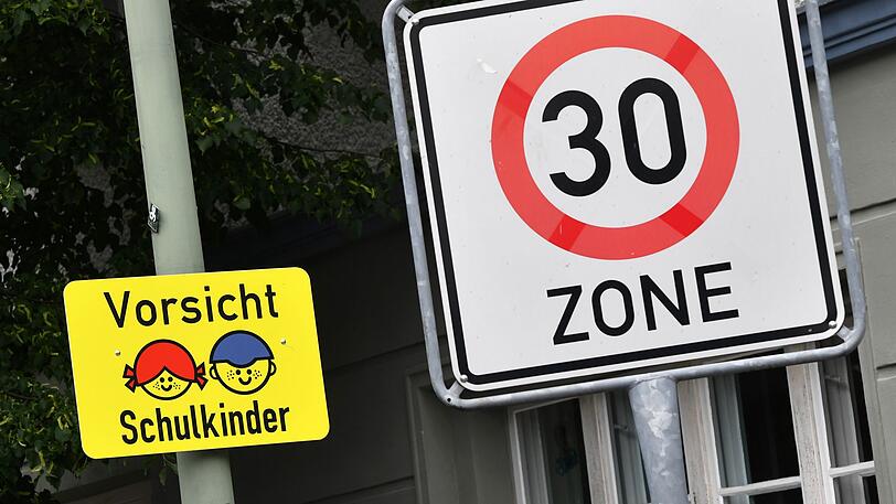 Gerade in der Nähe von Schulen und Kindergärten sollen Tempolimits eingehalten werden.