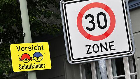 Gerade in der Nähe von Schulen und Kindergärten sollen Tempolimits eingehalten werden.