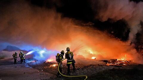 Meterhoch schlugen die Flammen bei dem Brand in der Nacht unter der Reichenbachbrücke. Die Feuerwehr bekämpfte den Brand von zwei Seiten.