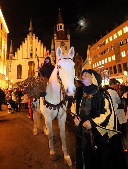 Leuchtende Augen und Lichterglanz: Beim Martinszug durch die Altstadt ging's vom Viktualienmarkt bis zum Dom. Der Breznreiter war auch dabei.