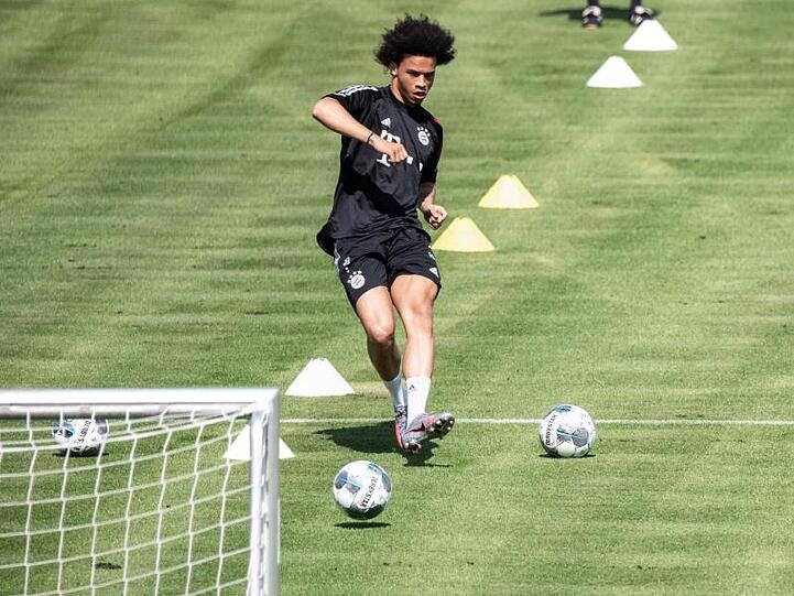 Neuzugang Leroy Sane vom FC Bayern München spielt während einer Trainigseinheit den Ball. Foto: Matthias Balk/dpa