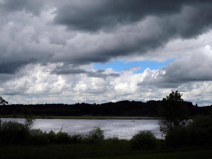Über Deutschland ziehen ab Mitte der Woche wieder heftige Gewitter. Vom Westen kommend zieht die Schlechtwetterfront über die Bundesrepublik.