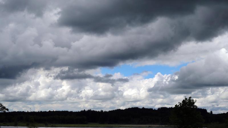 Über Deutschland ziehen ab Mitte der Woche wieder heftige Gewitter. Vom Westen kommend zieht die Schlechtwetterfront über die Bundesrepublik. Über Deutschland ziehen ab Mitte der Woche wieder heftige Gewitter. Vom Westen kommend zieht die Schlechtwetterfront über die Bundesrepublik.