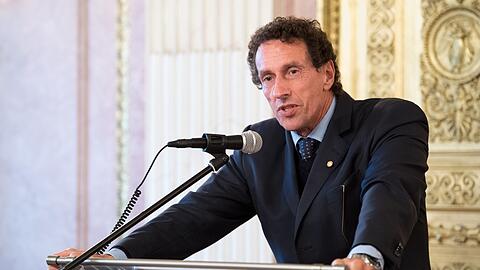 Der 65-jährige Münchner ist Philosoph und lehrt an der Ludwig-Maximilians-Universität. Julian Nida-Rümelin war von 1998 bis 2001 Kulturreferent der Landeshauptstadt und ab 2001 Kulturstaatsminister im Kabinett Schröder.
