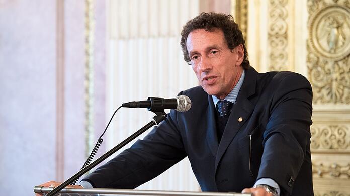 Der 65-jährige Münchner ist Philosoph und lehrt an der Ludwig-Maximilians-Universität. Julian Nida-Rümelin war von 1998 bis 2001 Kulturreferent der Landeshauptstadt und ab 2001 Kulturstaatsminister im Kabinett Schröder.