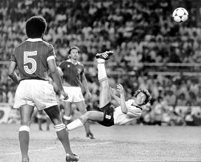 Ein Tor für die Ewigkeit: Klaus Fischers Fallrückzieher im EM-Halbfinale '82 zum 3:3 gegen Frankreich. Wo? Natürlich in Sevilla!