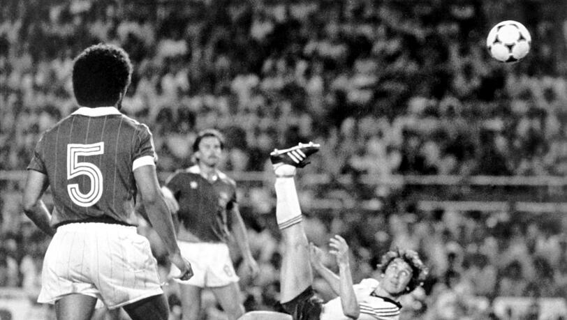Ein Tor für die Ewigkeit: Klaus Fischers Fallrückzieher im EM-Halbfinale '82 zum 3:3 gegen Frankreich. Wo? Natürlich in Sevilla!