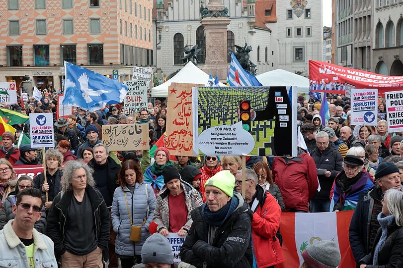 Friedenstauben auch bei der linken Demo am Marienplatz.