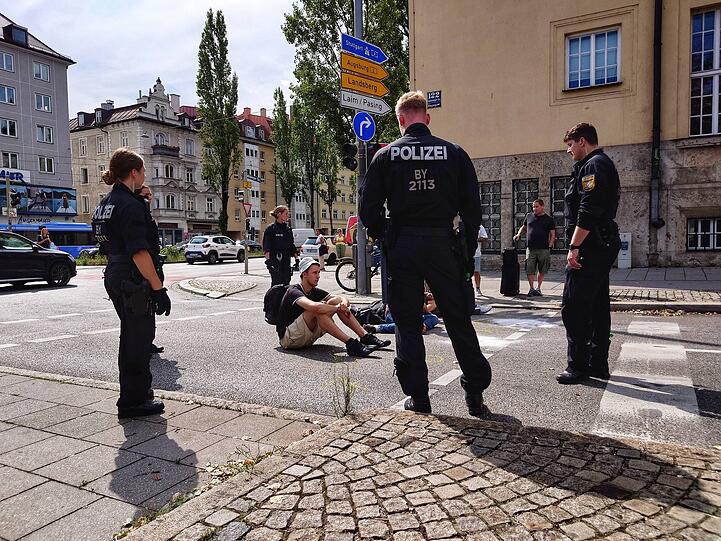 Nicht nur am Rande der IAA, auch bei Fußballspielen und der Wiesn steigt die Arbeitsbelastung der Polizei, findet die Stadtratsfraktion ÖDP/München-Liste. (Archivbild)