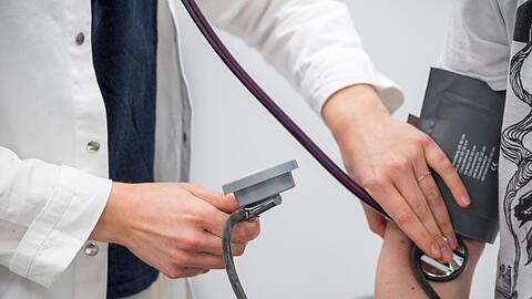 Das Interesse an der bayerischen Landarztpr&auml;mie bleibt nach Darstellung des Gesundheitsministeriums hoch. (Archivbild)