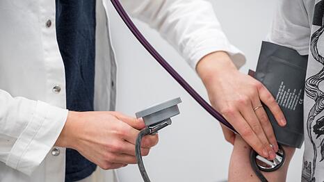 Das Interesse an der bayerischen Landarztpr&auml;mie bleibt nach Darstellung des Gesundheitsministeriums hoch. (Archivbild)