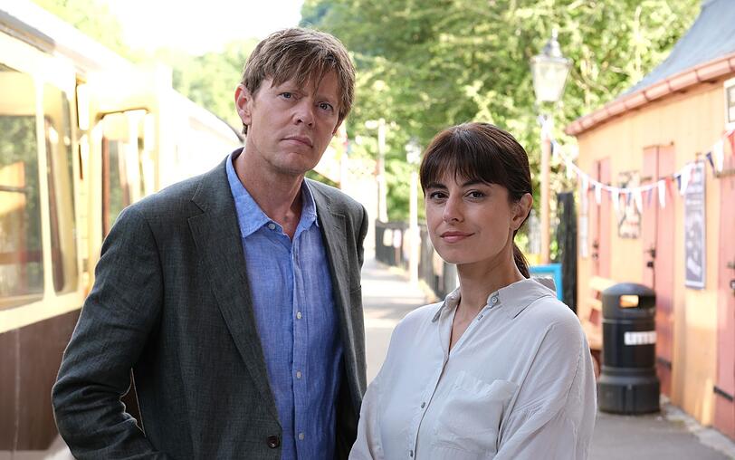 In der ersten Folge der zweiten Staffel "Beyond Paradise" ermitteln DI Humphrey Goodman (Kris Marshall) und DS Esther Williams (Zahra Ahmadi) in einem Theaterzug. In der ersten Folge der zweiten Staffel "Beyond Paradise" ermitteln DI Humphrey Goodman (Kris Marshall) und DS Esther Williams (Zahra Ahmadi) in einem Theaterzug.
