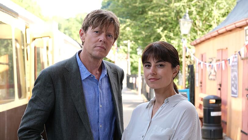 In der ersten Folge der zweiten Staffel "Beyond Paradise" ermitteln DI Humphrey Goodman (Kris Marshall) und DS Esther Williams (Zahra Ahmadi) in einem Theaterzug. In der ersten Folge der zweiten Staffel "Beyond Paradise" ermitteln DI Humphrey Goodman (Kris Marshall) und DS Esther Williams (Zahra Ahmadi) in einem Theaterzug.