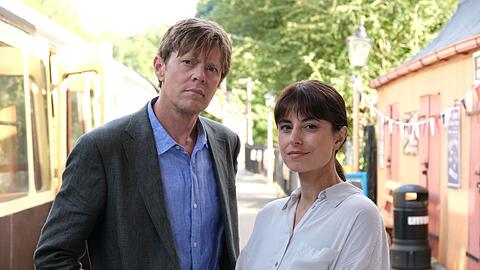 In der ersten Folge der zweiten Staffel "Beyond Paradise" ermitteln DI Humphrey Goodman (Kris Marshall) und DS Esther Williams (Zahra Ahmadi) in einem Theaterzug.