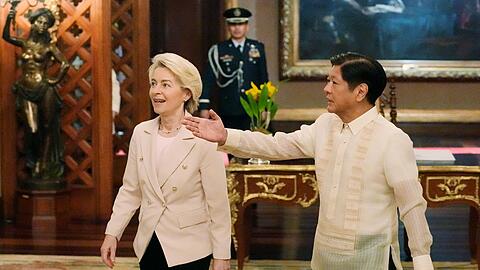 Von der Leyen besuchte den Pr&auml;sidenten der Philippinen, Ferdinand Marcos Jr., 2023 in Manila. Die Seiten einigten sich, die Verhandlungen &uuml;ber ein Freihandelsabkommen wieder aufzunehmen. (Archivbild)