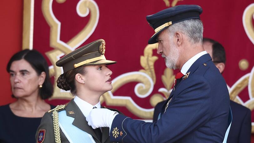K&ouml;nig Felipe hilft Prinzessin Leonor beim Ordnen ihrer Uniform.