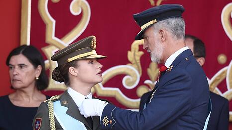 K&ouml;nig Felipe hilft Prinzessin Leonor beim Ordnen ihrer Uniform.