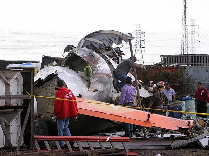 Rettungskräfte durchsuchen das Wrack der Turboprop-Maschine, die in Venezuela abgestürzt ist.
