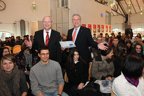 VAG-Boss Herbert Dombrowsky (links) und Innenminister Joachim Herrmann loben die rund 300 engagierten Coolrider.