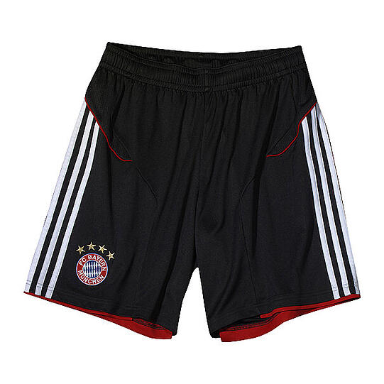Die Hose passt zum komplett schwarzen Auftritt.