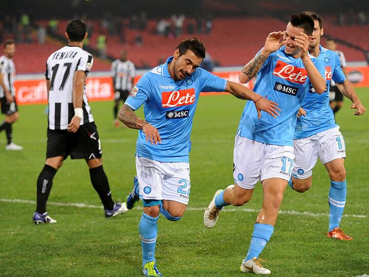 Napolis Argentinier Ezequiel Lavezzi jubelt mit seinen Mitspielern.