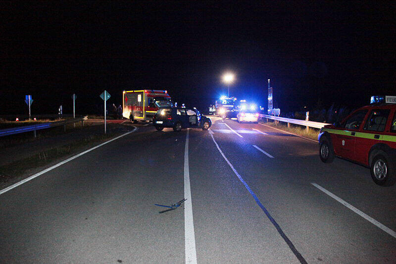 Ein Autofahrer nahm einem anderen bei der Einfahrt auf die Straße die Vorfahrt. Bei dem Unfall wurde eine Person leich verletzt.