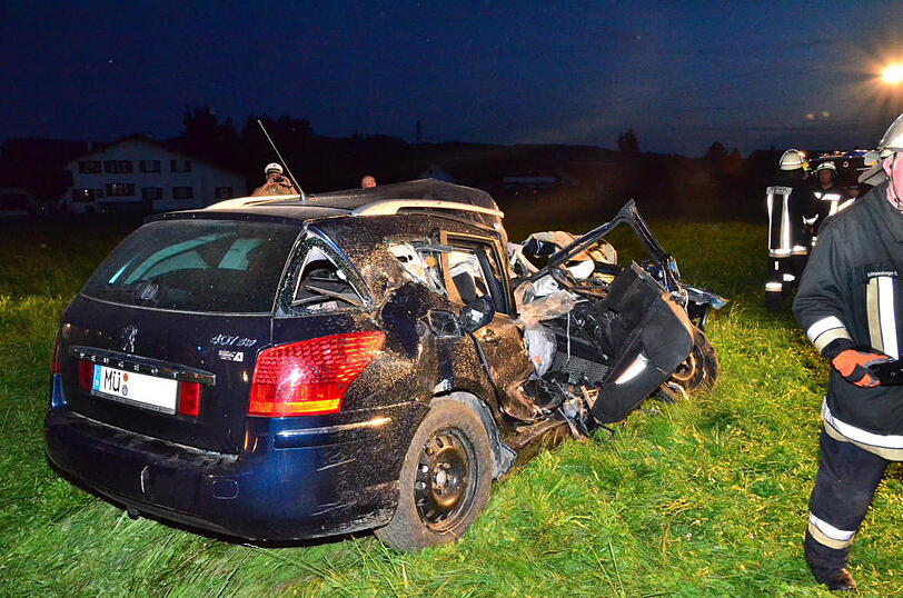 Eine Regionalbahn hat in Massing (Landkreis Rottal-Inn) ein Auto erfasst und in eine Wiese geschleudert. Bei dem Unfall am Montagabend wurden die 55-jährige Autofahrerin und ihre 72-jährige Beifahrerin schwer verletzt, wie die Polizei in Eggenfelden mitteilte. Sehen Sie hier die Bilder von der Unfallstelle.