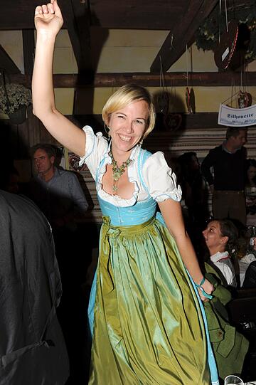 Freut sich im frühlingshaften Dirndl: Künstlerin und Bildhauerin Judith Grote.
