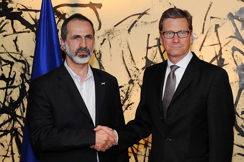 Sehen beide eher unzufrieden aus: Bundesaußenminister Guido Westerwelle (FDP) begrüßt Scheich Moaz al-Khatib, einen syrischen Oppositionsführer.