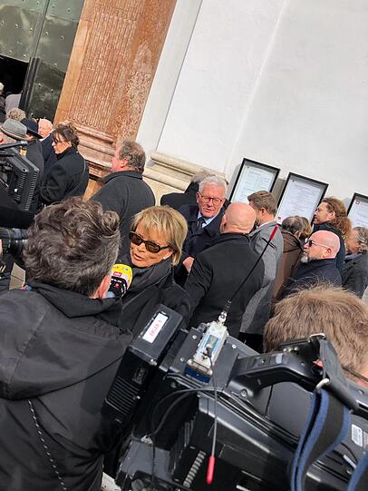 Uschi Glas kam mit schwarzer Sonnenbrille.