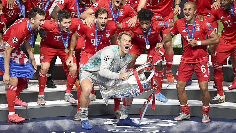 Die Sekunde vor der Glückseligkeit: Manuel Neuer kurz bevor er den Champions-League-Pokal in die Höhe reckt.