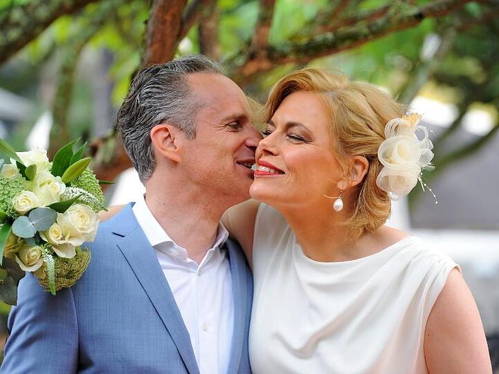 Frischgebackenes Paar: Julia Klöckner legt den Arm um ihren Mann Ralph Grieser.