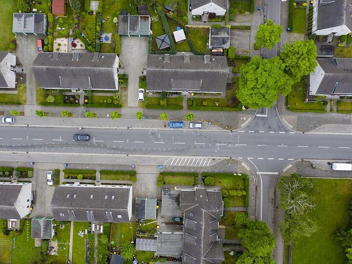 Vor dem Landgericht Kleve hat der Prozess gegen zwei Männer begonnen, die sich auf dieser zweispurigen Wohnstraße in Moers ein tödliches Autorennen geliefert haben.