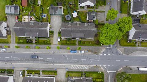 Vor dem Landgericht Kleve hat der Prozess gegen zwei Männer begonnen, die sich auf dieser zweispurigen Wohnstraße in Moers ein tödliches Autorennen geliefert haben.