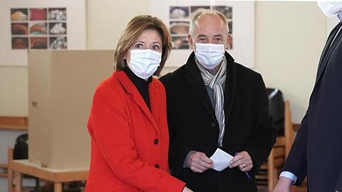 Die rheinland-pfälzische Ministerpräsidentin Malu Dreyer gibt gemeinsam mit ihrem Ehemann Klaus Jensen in Mainz ihre Stimme ab.