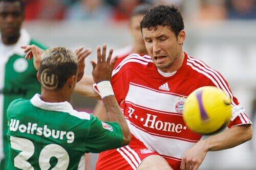 Mark van Bommel (r.) im Duell mit Marcelinho