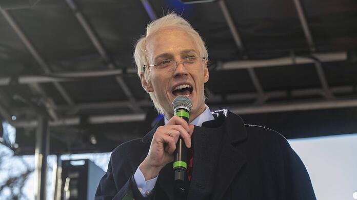 Feiern mit den Chefs? Wenn Promis wie hier Bürgermeister Dominik Krause (als Edmund Stoiber) beim Faschingsdienstag am Viktualienmarkt auflaufen, feiern auch viele Beamte mit – frei haben sie ja eh.
