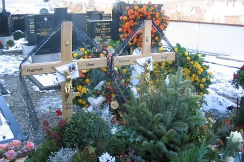 Das Grab von Michael und Gabriele M. ist über und über mit Blumen geschmückt