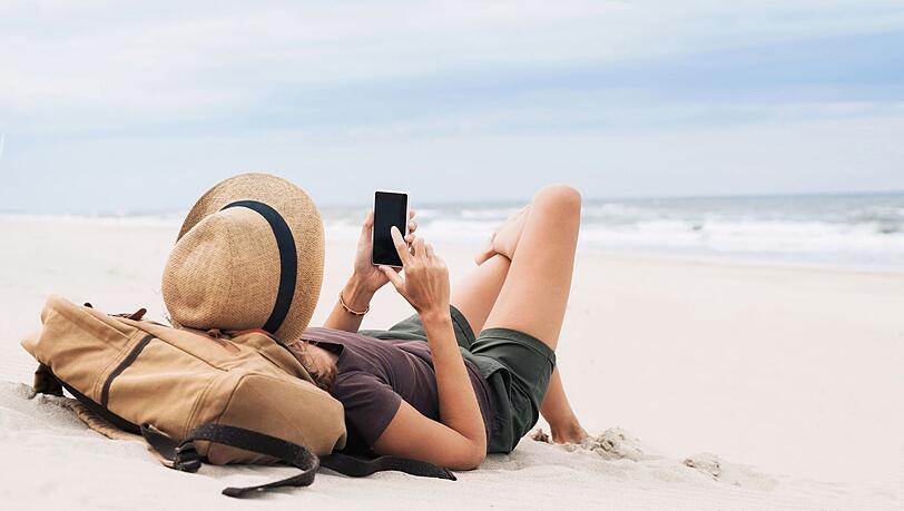 Trotz EU-Roaming-Regelung können auch im EU-Ausland hohe Gebühren bei der Handynutzung anfallen. Trotz EU-Roaming-Regelung können auch im EU-Ausland hohe Gebühren bei der Handynutzung anfallen.