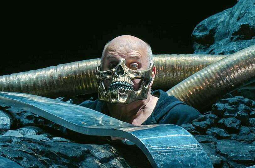 "Das Rheingold" ist der Auftakt des Rings: Nachdem die Rheint&ouml;chter den Zwerg Alberich verspottet haben, schw&ouml;rt dieser der Liebe ab und raubt das Rheingold, um einen Ring daraus zu schmieden.