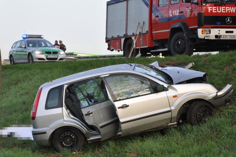 Bei Altötting ist ein Pkw-Fahrer von der Fahrbahn abgekommen und gegen einen Baum geprallt. Der Mann starb noch an der Unfallstelle. Die Bilder vom Horror-Unfall