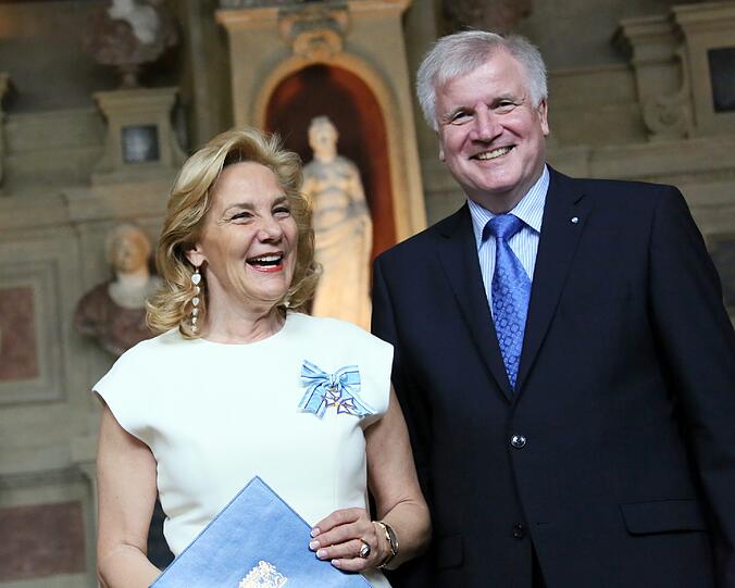 Susanne Porsche Am Mittwoch wurde in München der Bayerischen Verdienstorden vom bayerischen Ministerpräsidenten, Horst Seehofer, an 20 Bürgerinnen und 30 Bürger verliehen.