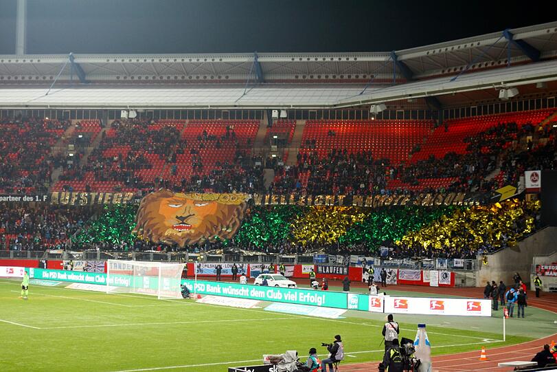 "Aufstieg? Vielleicht nächste Saison..." steht auf den Bannern der Fans.